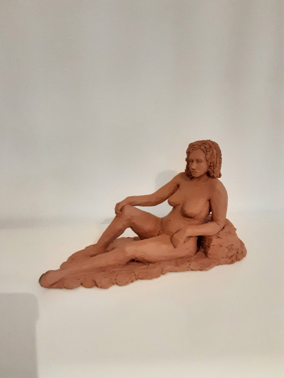 Image 1 of Statue De Femme Nue En Terre.