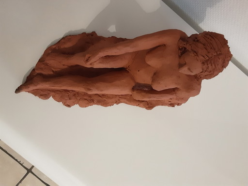 Statue De Femme Nue En Terre.