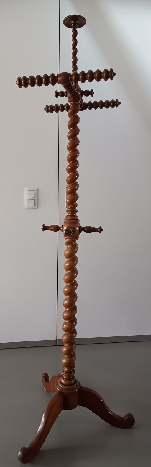 Porte-manteau vintage dessiné par Gredrawn. Debout