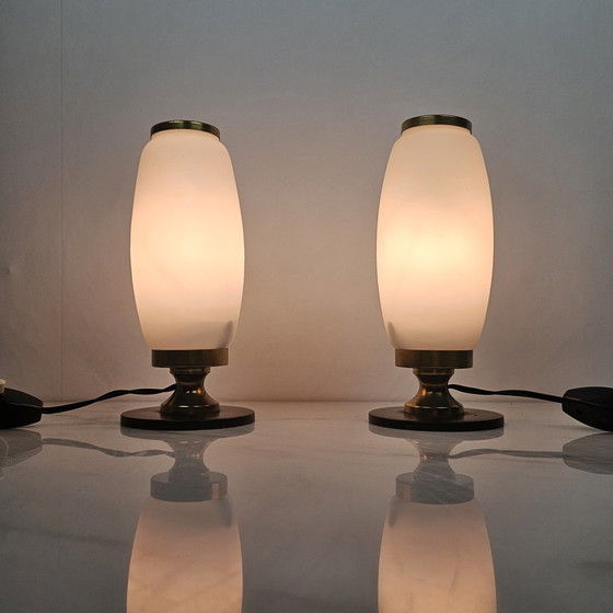 Image 1 of Paire italienne de petites lampes de table ou de chevet en verre opalin, années 1950