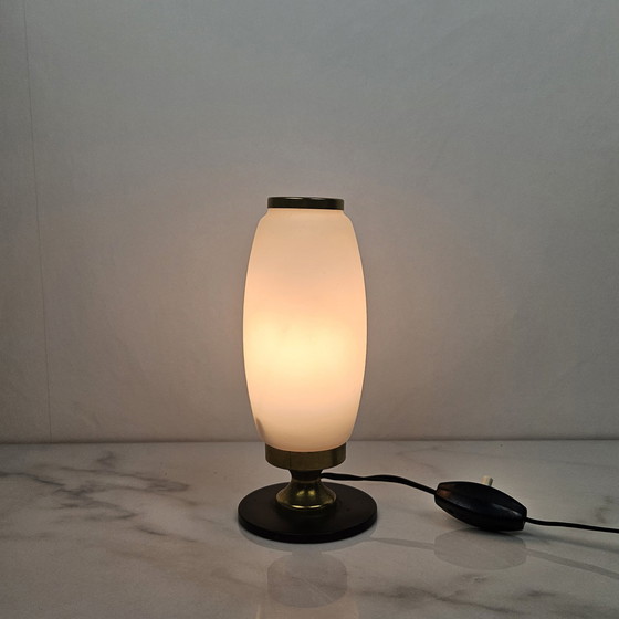 Image 1 of Paire italienne de petites lampes de table ou de chevet en verre opalin, années 1950