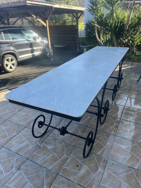 Image 1 of Ancienne table de boucher en marbre et fer forgé