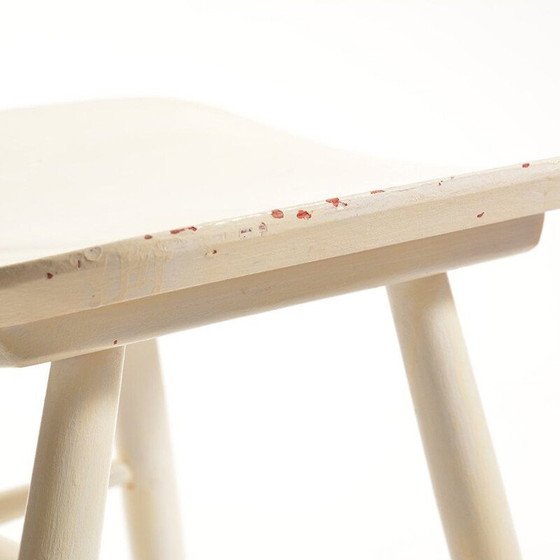 Image 1 of Chaise vintage blanche en bois massif et qui a été peinte plusieurs fois par TON, 1960