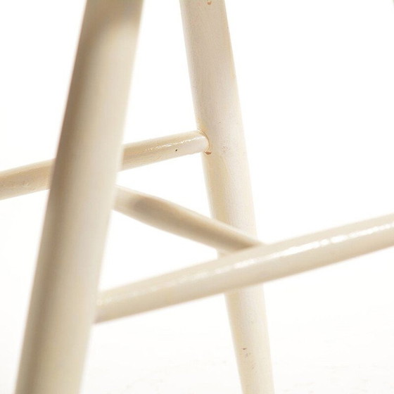Image 1 of Chaise vintage blanche en bois massif et qui a été peinte plusieurs fois par TON, 1960