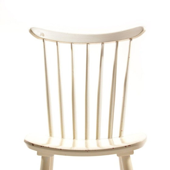 Image 1 of Chaise vintage blanche en bois massif et qui a été peinte plusieurs fois par TON, 1960