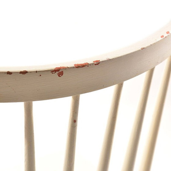 Image 1 of Chaise vintage blanche en bois massif et qui a été peinte plusieurs fois par TON, 1960