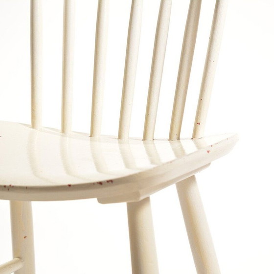 Image 1 of Chaise vintage blanche en bois massif et qui a été peinte plusieurs fois par TON, 1960