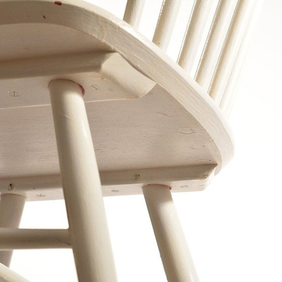 Image 1 of Chaise vintage blanche en bois massif et qui a été peinte plusieurs fois par TON, 1960