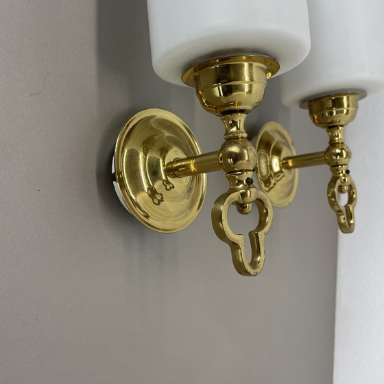 Image 1 of Ensemble de deux appliques de théâtre en laiton et verre satiné, Italie, années 1970