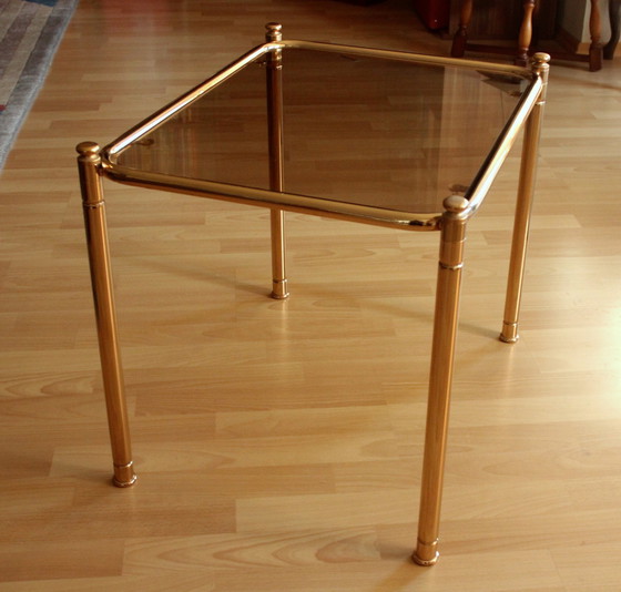 Image 1 of Table d'appoint en laiton avec plateau en verre fumé - Vintage