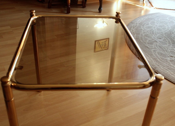 Image 1 of Table d'appoint en laiton avec plateau en verre fumé - Vintage
