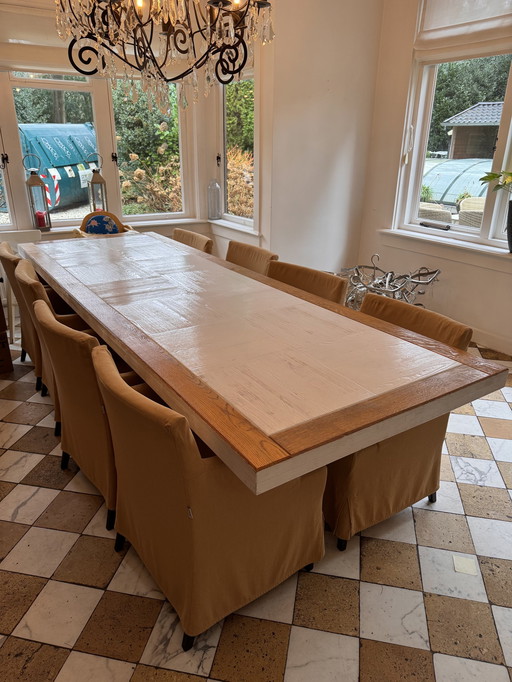 Grande table de salle à manger avec 8 chaises