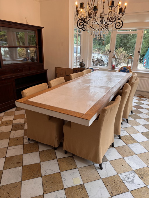 Grande table de salle à manger avec 8 chaises