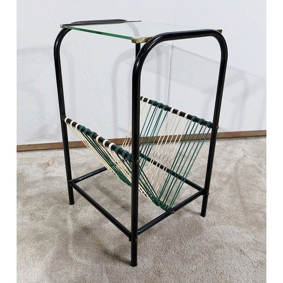 Image 1 of Table d'appoint vintage en tube métallique et verre transparent avec porte-revues, 1950