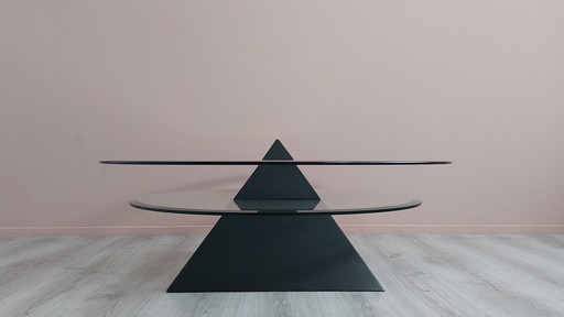 Table basse pyramidale postmoderne.