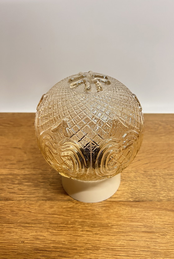 Image 1 of Plafonnier ambre vintage à motif orné avec support en bakélite