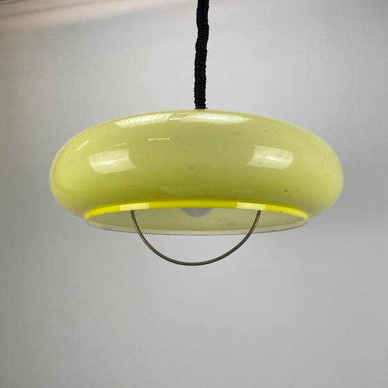 Image 1 of Lampe pendante en plexiglas jaune en forme d'ovni 1970
