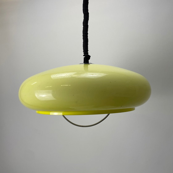 Image 1 of Lampe pendante en plexiglas jaune en forme d'ovni 1970
