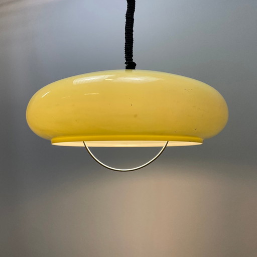 Lampe pendante en plexiglas jaune en forme d'ovni 1970