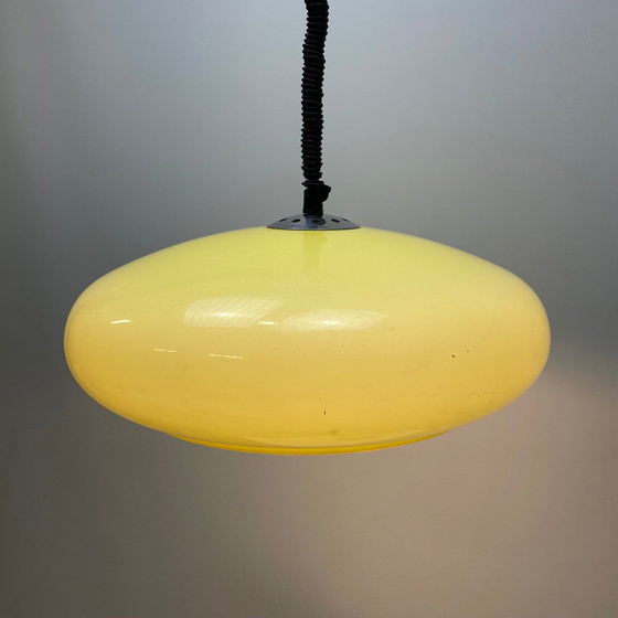 Image 1 of Lampe pendante en plexiglas jaune en forme d'ovni 1970
