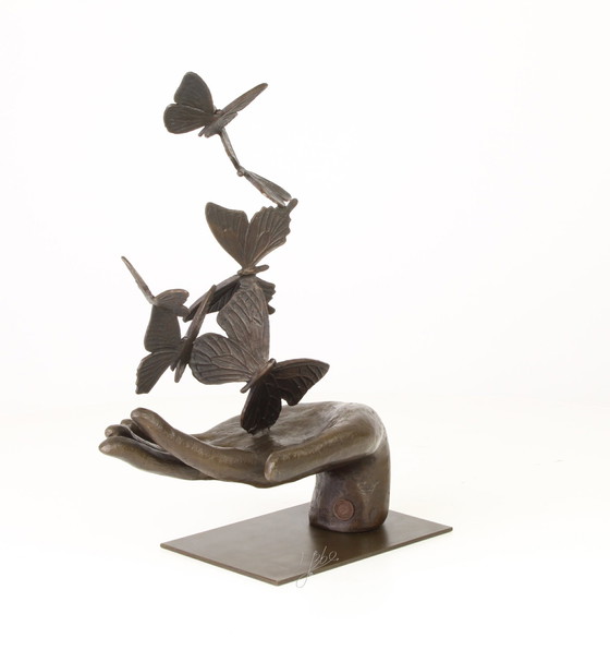 Image 1 of Six papillons dans une main Statue en bronze