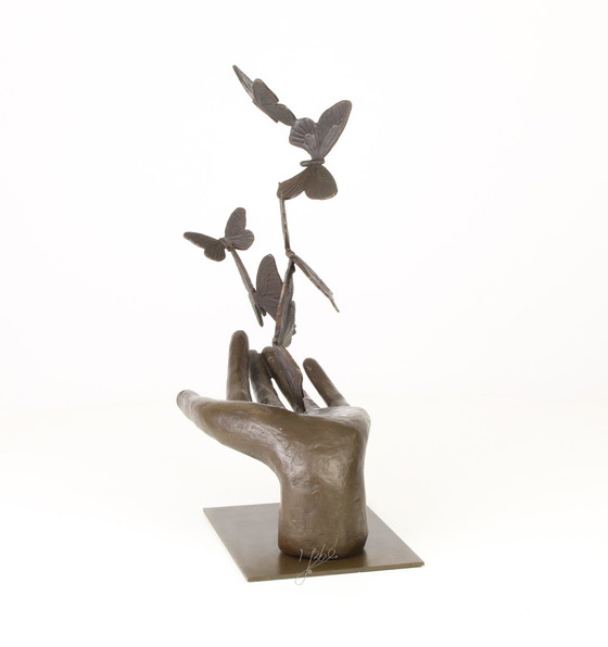 Image 1 of Six papillons dans une main Statue en bronze