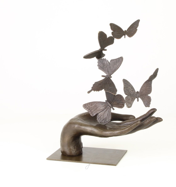 Image 1 of Six papillons dans une main Statue en bronze