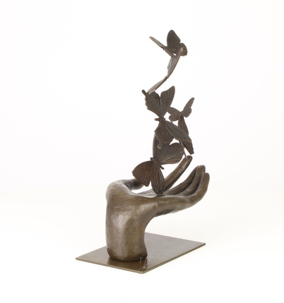 Image 1 of Six papillons dans une main Statue en bronze