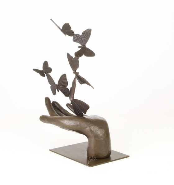 Image 1 of Six papillons dans une main Statue en bronze