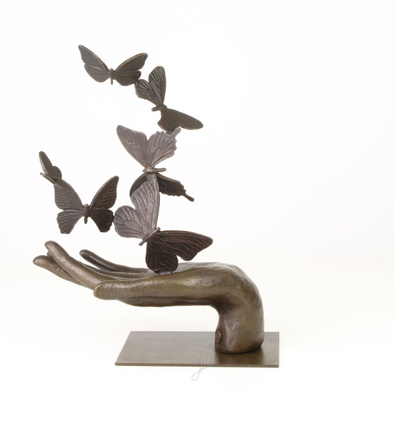 Image 1 of Six papillons dans une main Statue en bronze