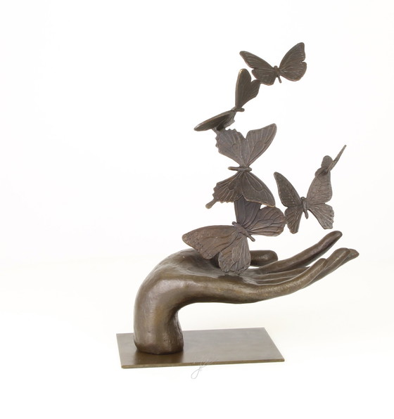 Image 1 of Six papillons dans une main Statue en bronze