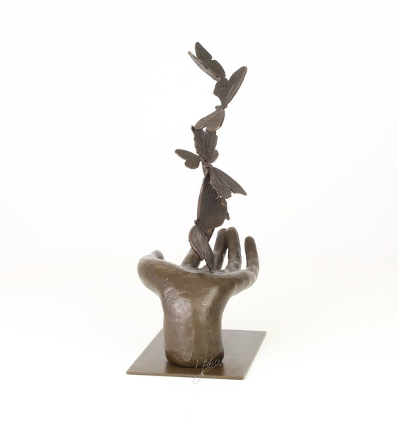 Image 1 of Six papillons dans une main Statue en bronze