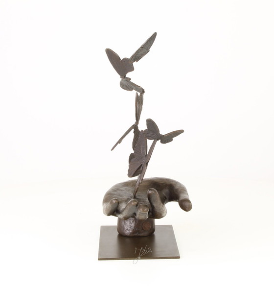 Image 1 of Six papillons dans une main Statue en bronze