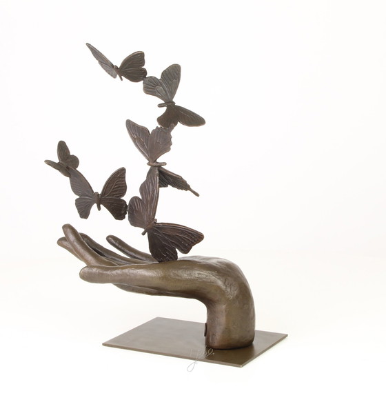 Image 1 of Six papillons dans une main Statue en bronze