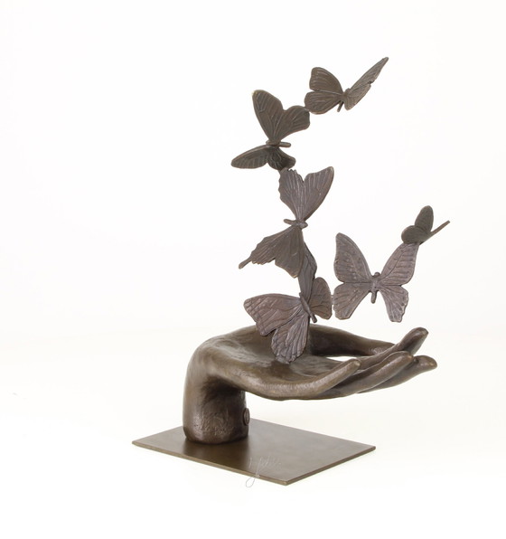 Image 1 of Six papillons dans une main Statue en bronze