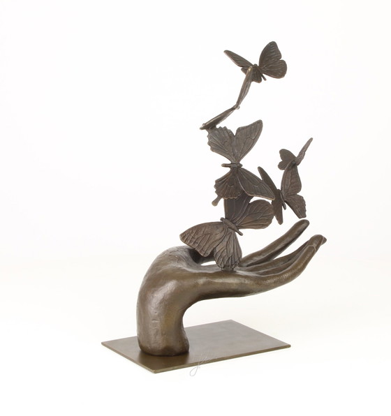 Image 1 of Six papillons dans une main Statue en bronze