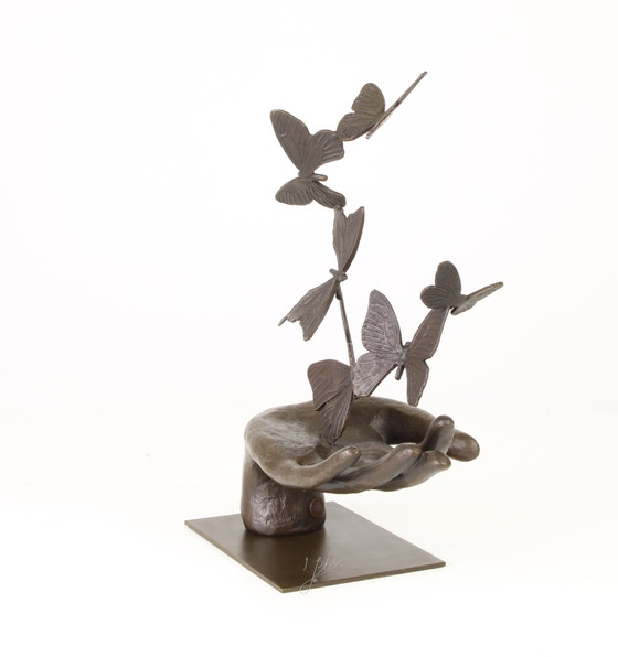 Image 1 of Six papillons dans une main Statue en bronze