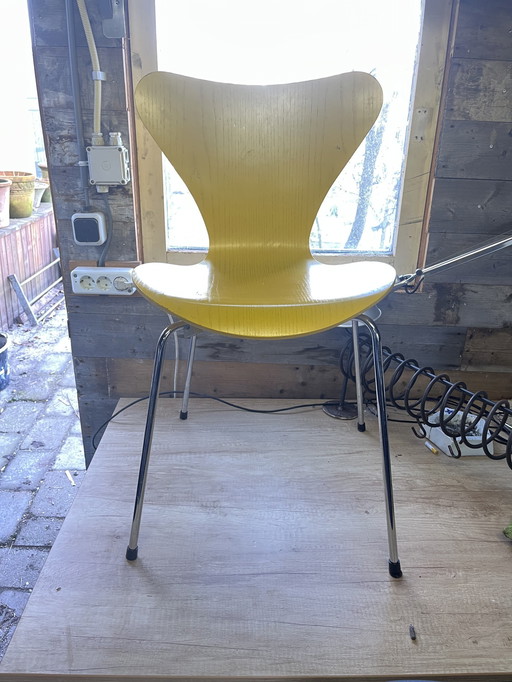 1 Chaise jaune Fritz Hansen Butterfly de 2005