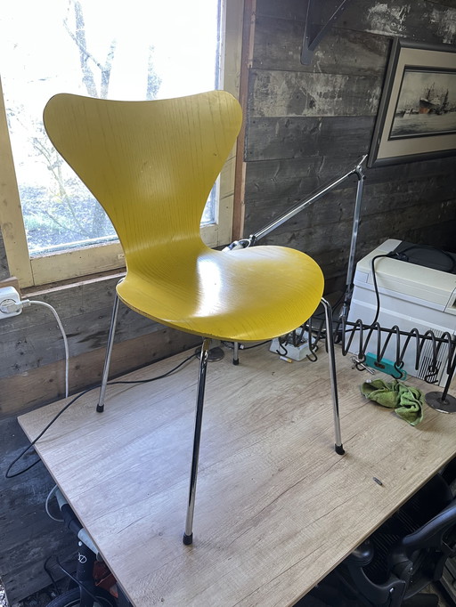 1 Chaise jaune Fritz Hansen Butterfly de 2005