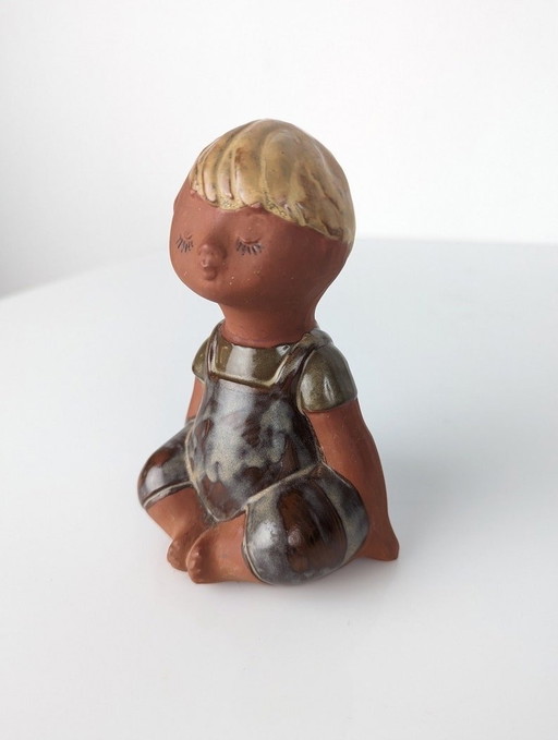 Figurine de garçon en céramique scandinave