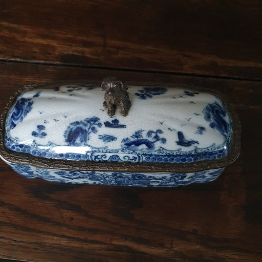 Boîte en porcelaine chinoise et laiton