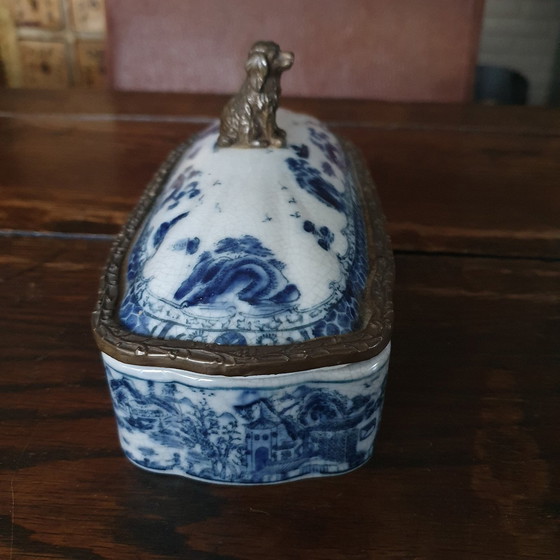 Image 1 of Boîte en porcelaine chinoise et laiton