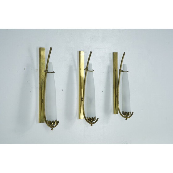 Image 1 of Ensemble de 3 lampes murales vintage en laiton et verre opalin triplex, Italie années 1950