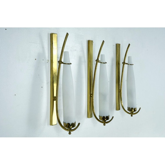 Image 1 of Ensemble de 3 lampes murales vintage en laiton et verre opalin triplex, Italie années 1950