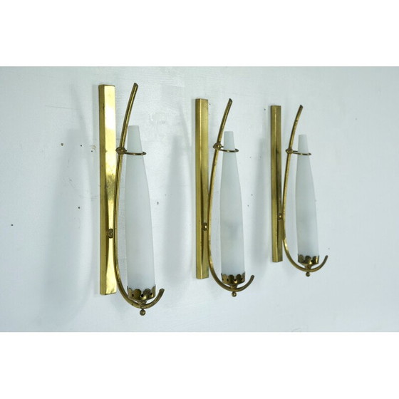 Image 1 of Ensemble de 3 lampes murales vintage en laiton et verre opalin triplex, Italie années 1950