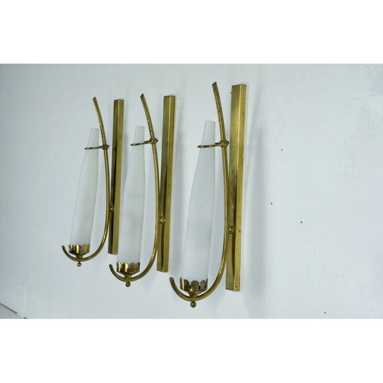 Image 1 of Ensemble de 3 lampes murales vintage en laiton et verre opalin triplex, Italie années 1950