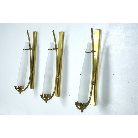 Image 1 of Ensemble de 3 lampes murales vintage en laiton et verre opalin triplex, Italie années 1950