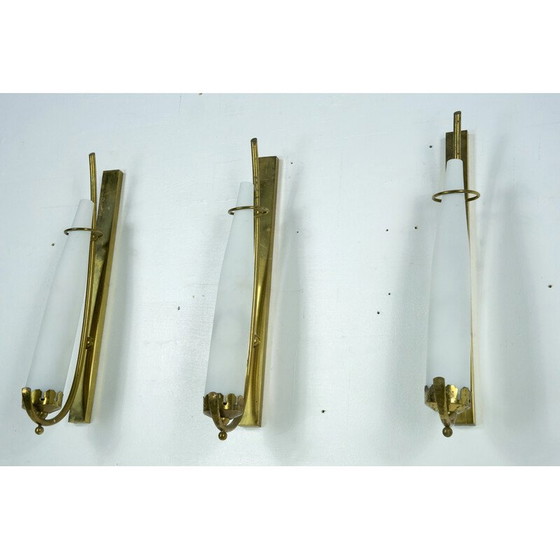 Image 1 of Ensemble de 3 lampes murales vintage en laiton et verre opalin triplex, Italie années 1950