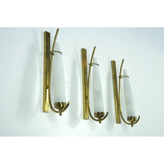 Image 1 of Ensemble de 3 lampes murales vintage en laiton et verre opalin triplex, Italie années 1950