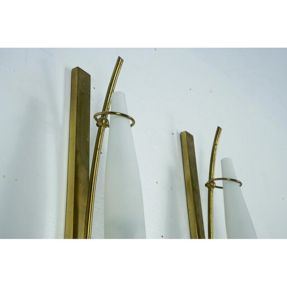 Image 1 of Ensemble de 3 lampes murales vintage en laiton et verre opalin triplex, Italie années 1950